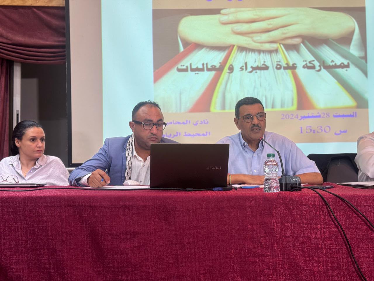 محمد العوني خلال لقاء عمومي.